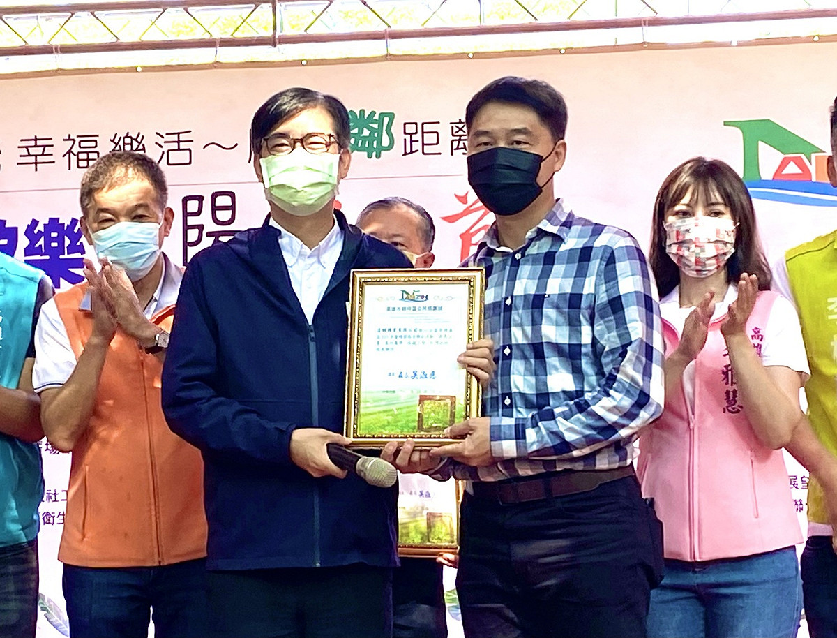 達綱興業經理楊志清(右二)代領感謝狀。 圖：高雄市楠梓區公所提供