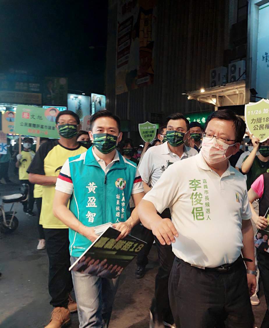 李俊俋率領多名民進黨嘉義市議員參選人，在文化路夜市宣傳18歲公民權修憲案。 圖：黃盈智競選團隊/提供