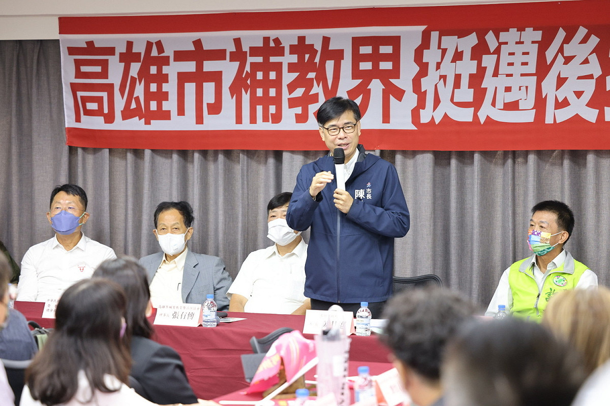 陳其邁(右二)獲高雄補教界支持。 圖：民進黨高雄市黨部提供
