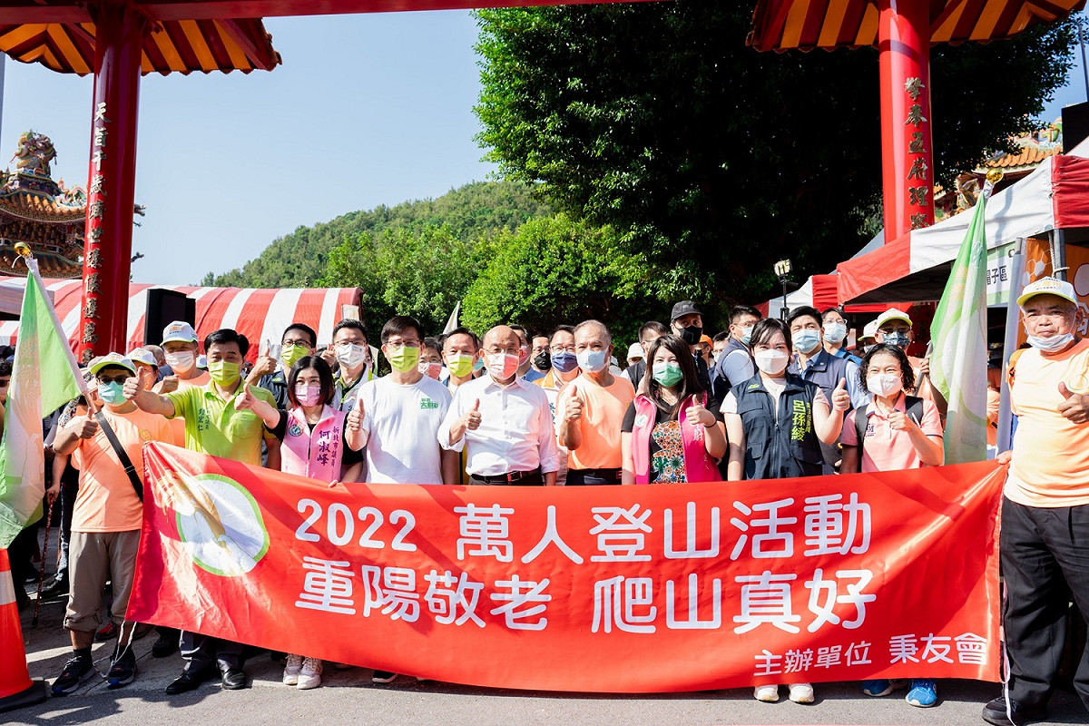 蘇貞昌、林佳龍及新北民進黨民代上午參加秉友會登山。 圖：林佳龍競辦提供