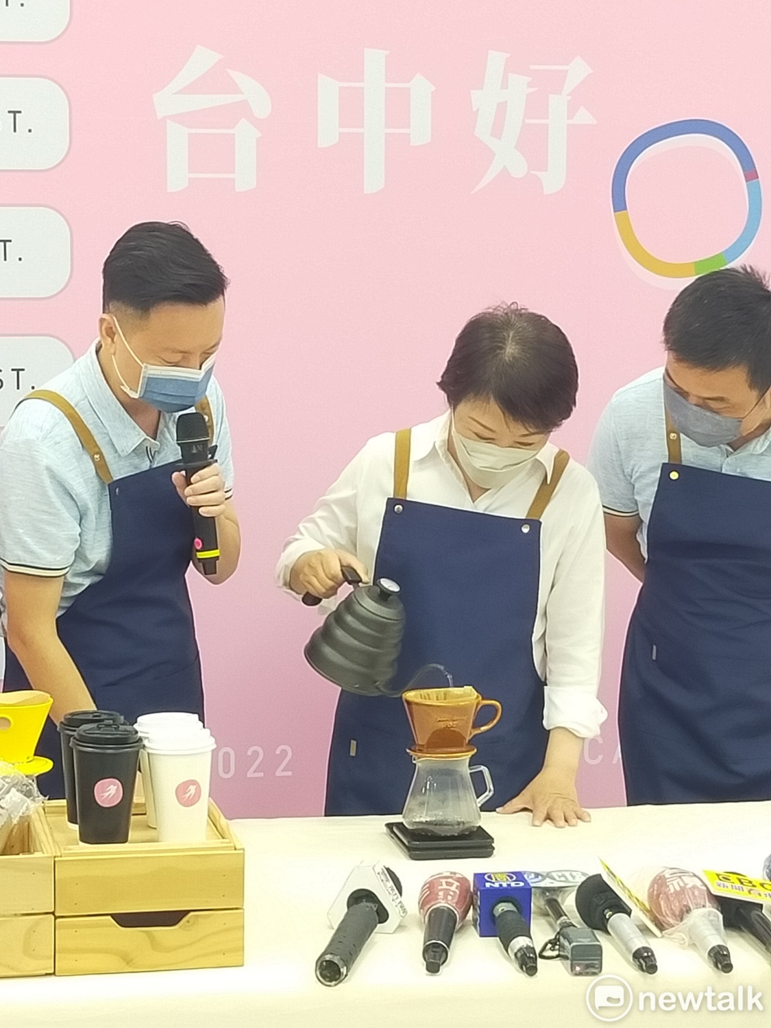 盧秀燕學習手沖咖啡。  圖：唐復年/攝