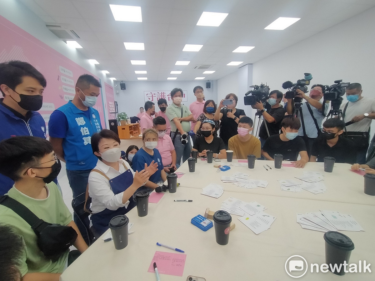 盧秀燕與年輕朋友喝咖啡聊政績。 圖：唐復年/攝