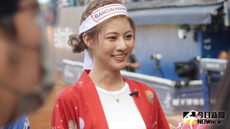 木曜女神阿部瑪莉亞為富邦開球。 圖：吳政紘/攝