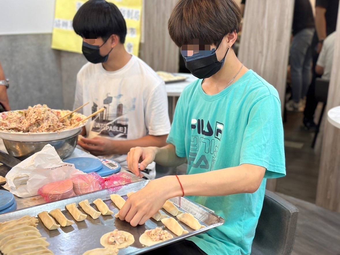 高雄市青少年關懷協會與八方雲集長期合作，讓高關懷和用毒少年適應職場。 圖：高雄市毒防局提供