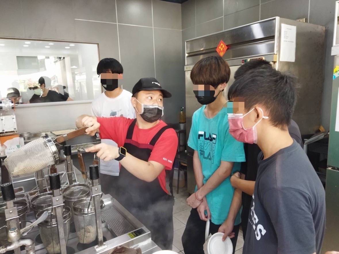 高雄市青少年關懷協會與八方雲集長期合作，讓高關懷和用毒少年能適應職場，建立自信與正確職場態度。 圖：高雄市毒防局提供