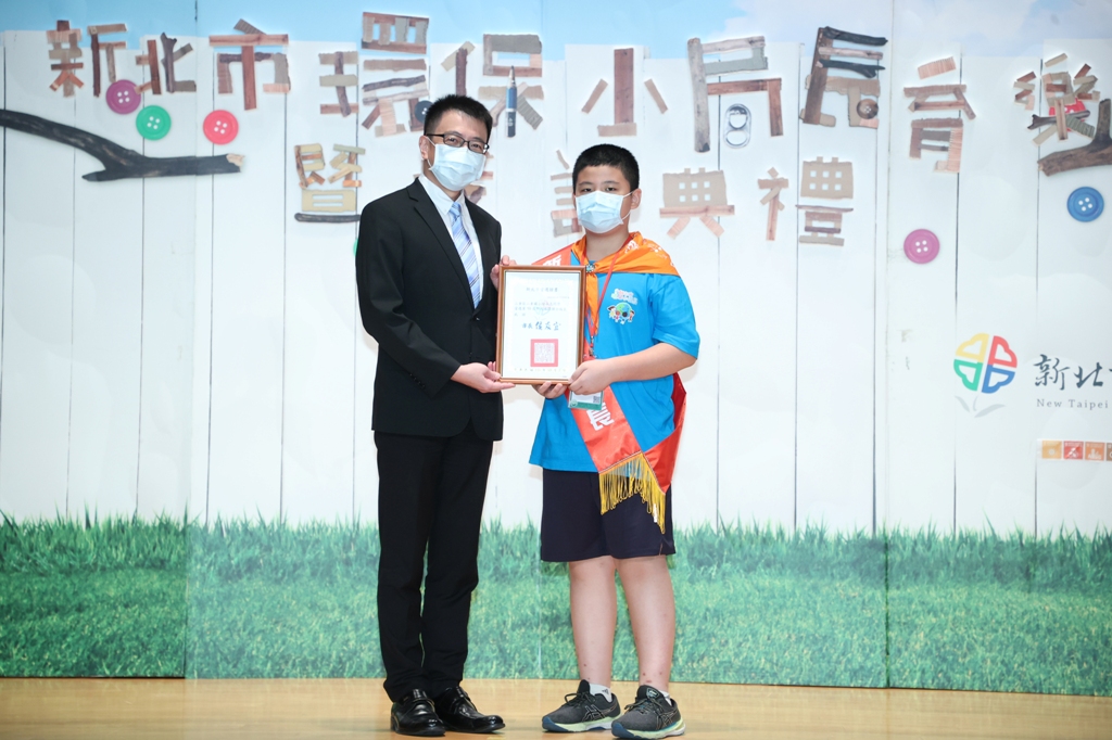 今(2)日共有113位國小學生就任「環保小局長」，程大維親自授予小局長們當選證書。 圖：新北市環保局提供