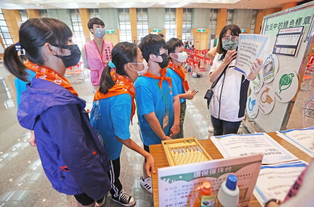 「生活中的綠色標章」教導小局長們選擇具有環保標章認證的產品。 圖：新北市環保局提供