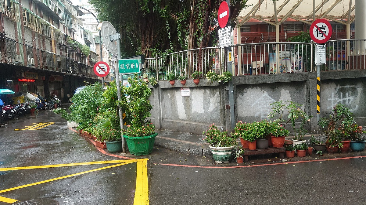 為板橋區忠孝國中通學廊道改善前，週邊人行道太窄，師生和居民行走不易險象環生。 圖：新北市工務局提供