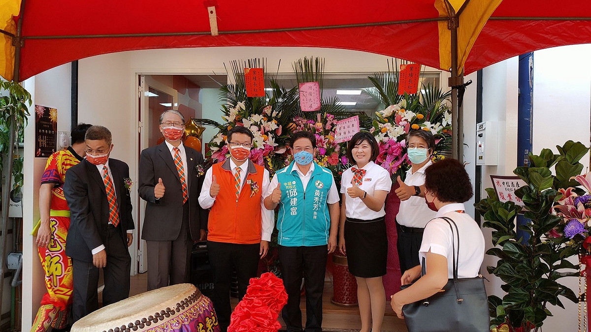 中信房屋彰化仁愛店開張，前彰化市長邱建富到場祝賀。 中信房屋彰化仁愛店/提供