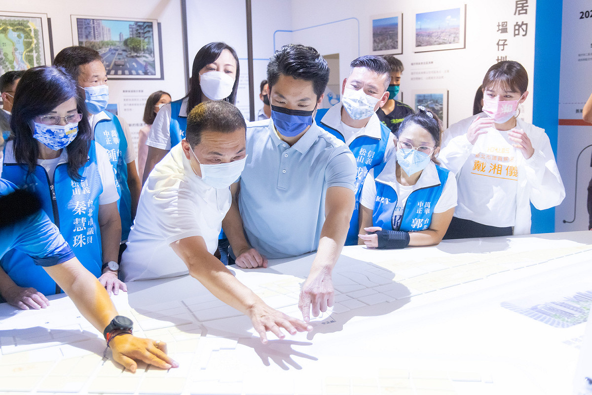 台北市議會國民黨團與國民黨台北市長參選人蔣萬安參訪新泰塭仔圳，侯友宜分享塭仔圳蛻變經驗。 圖：新北市新聞局提供
