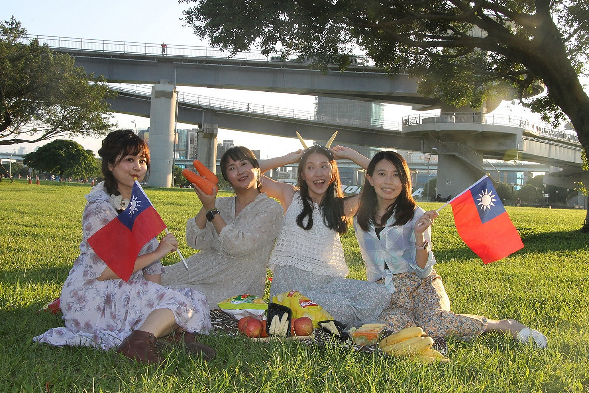 升旗典禮結束後可同遊新北大都會公園野餐享樂。 圖：新北市民政局提供