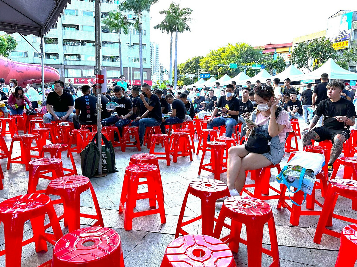 民眾黨三重造勢場合黑衣人群起抽菸嚼檳榔，現場地板上滿地的菸蒂和檳榔汁 圖:四叉貓臉書