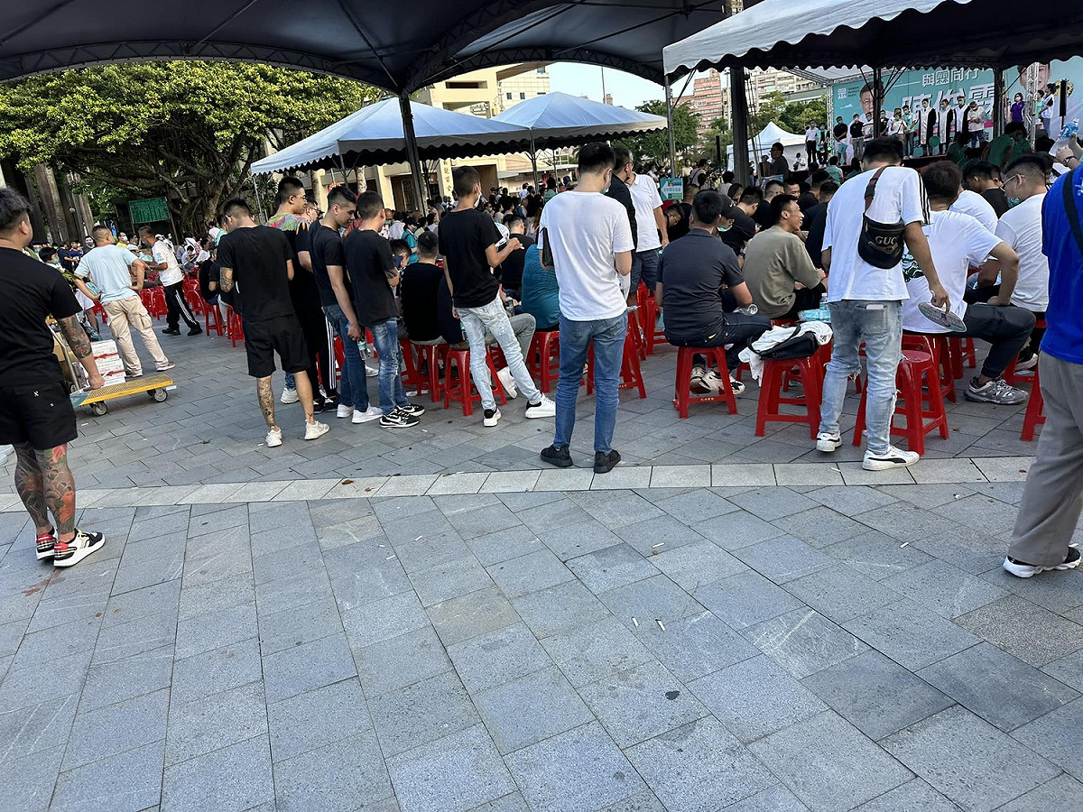 民眾黨三重造勢場合黑衣人群起抽菸嚼檳榔，現場地板上滿地的菸蒂和檳榔汁 圖:四叉貓臉書
