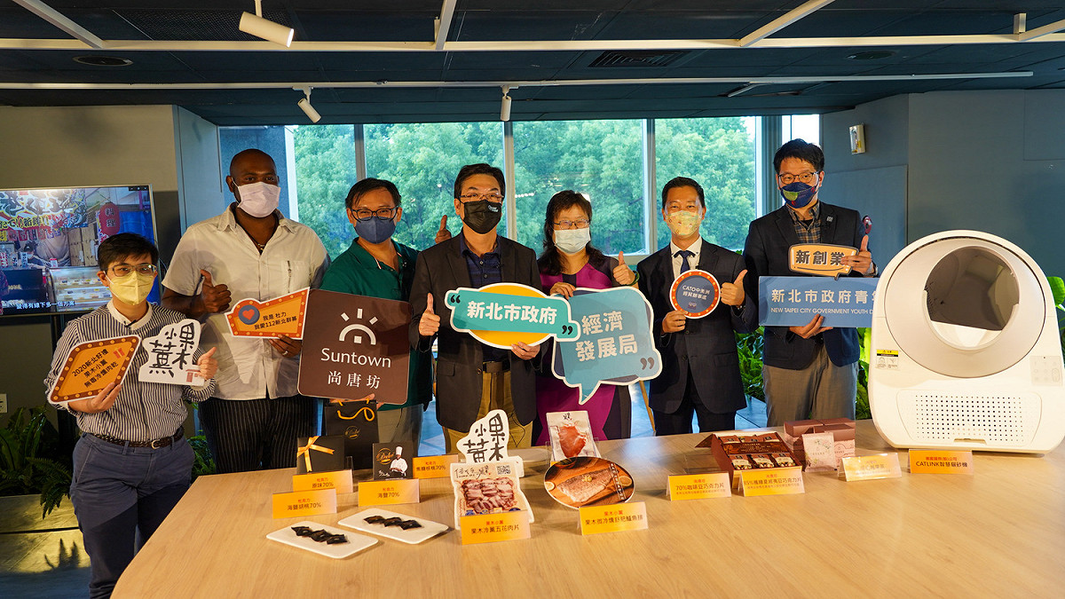 新北市副市長劉和然（左四）、經發局長何怡明（右三）、中美洲經貿辦事處主任廖鴻達（右二）以及群眾募資團隊及新住民代表合影。 圖：新北市經發局提供