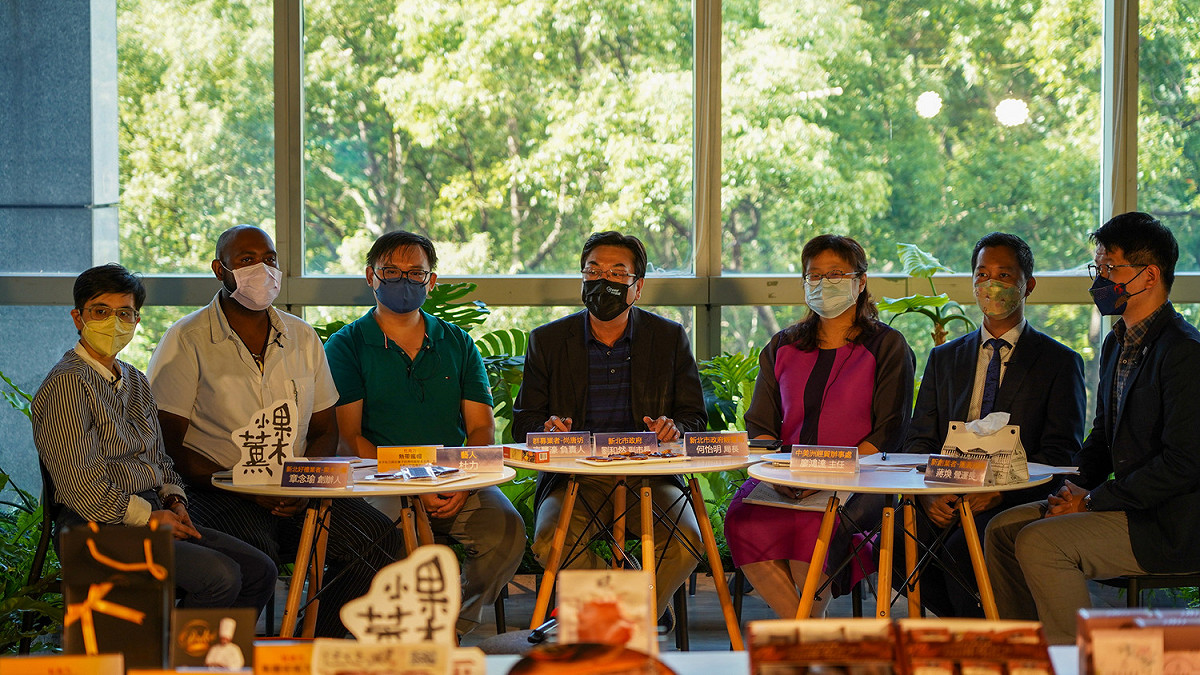市府舉辦新創創業線上直播分享座談會，由劉和然（左四）擔任引言人，邀集近3年加入新北群募與新創計畫，成功重新包裝並做大品牌，拓展全球市場。 圖：新北市經發局提供