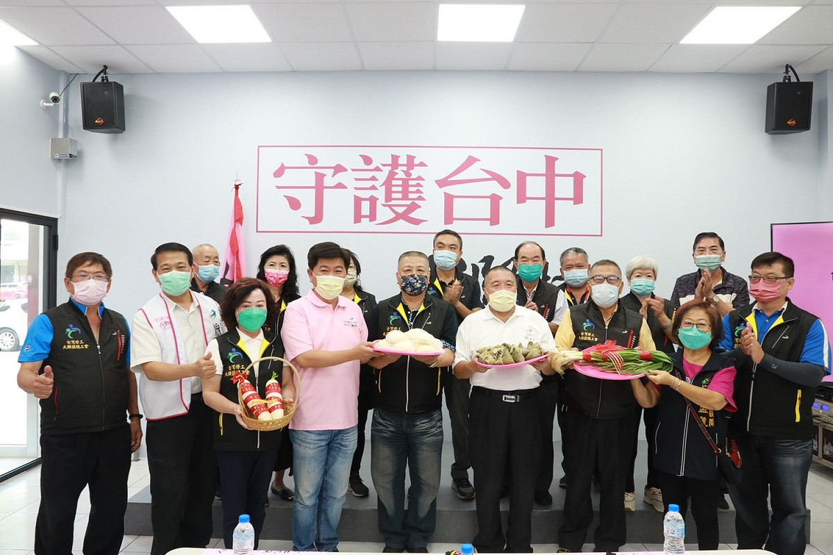 台灣勞工大聯盟總工會送上蒜、包子、粽子、菜頭象徵「凍蒜、包中、好彩頭」。 盧秀燕競選總部/提供