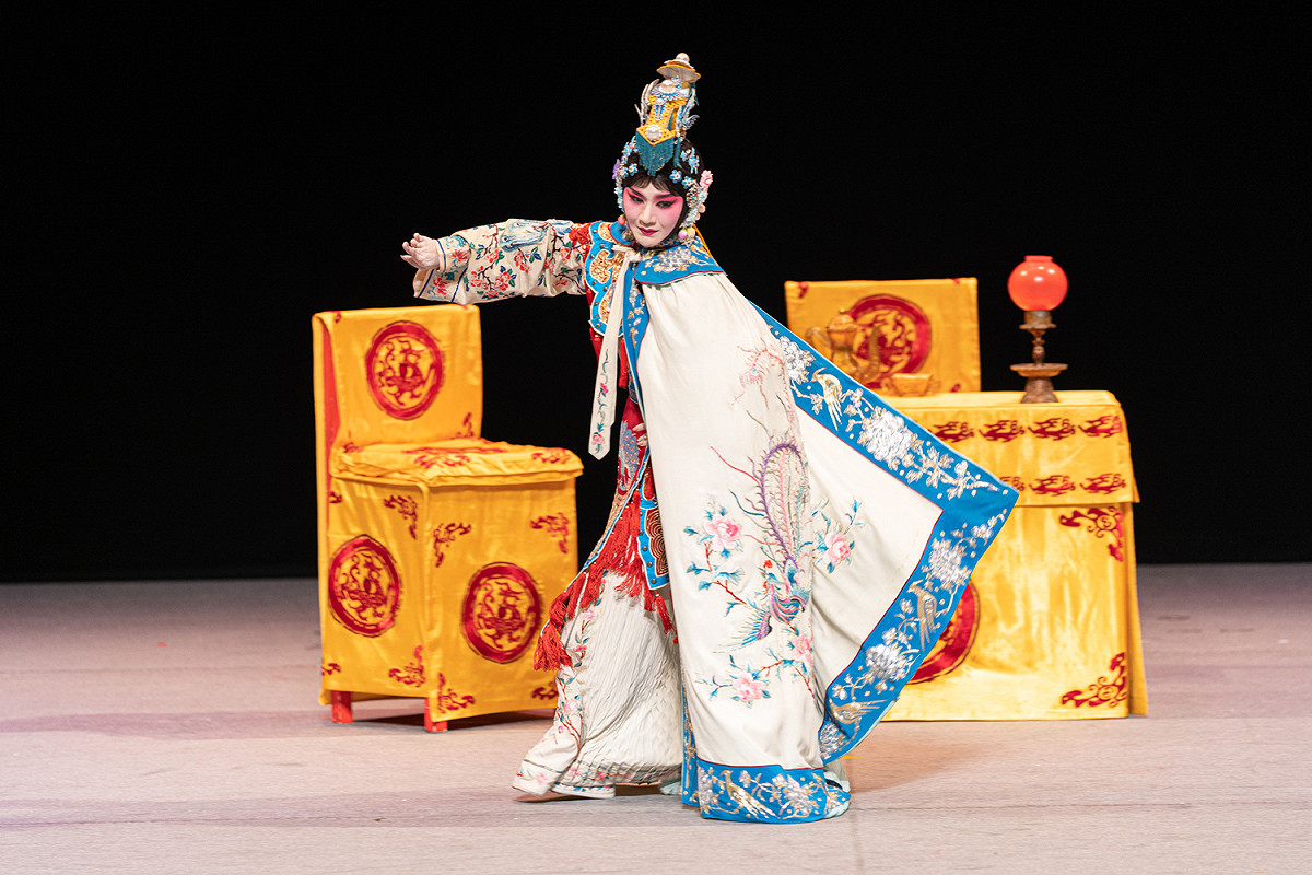 當代傳奇劇場演出《京劇旦行劇目薈萃》呈現京劇中的女性角色，透過武戲文戲兩場劇目，以身體感知文武之間不同的力度美。 圖：新北市文化局提供