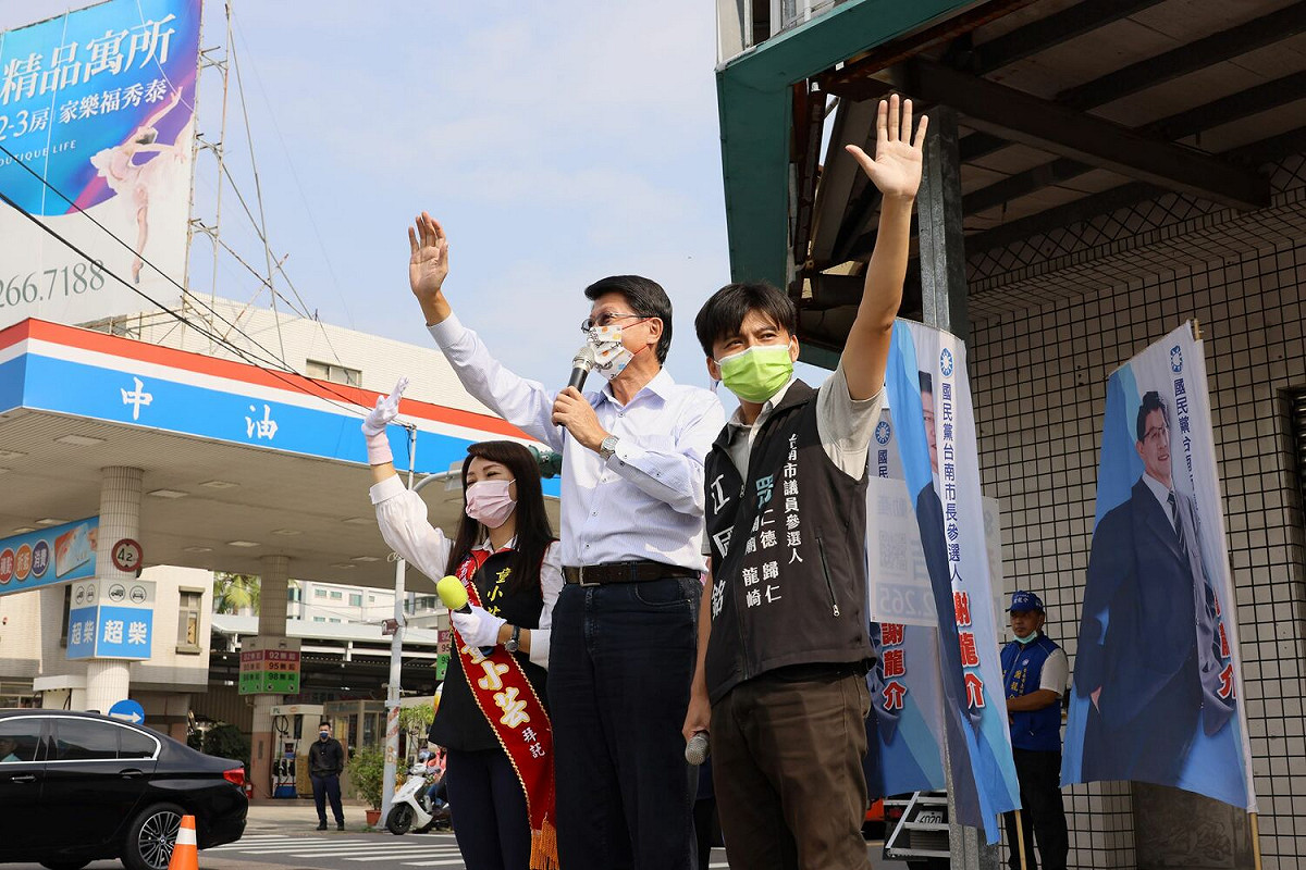 謝龍介密集安排「街口宣講」和「百廟祈福」，以最少的人力、經費直接面對選民爭取認同。 圖：謝龍介提供
