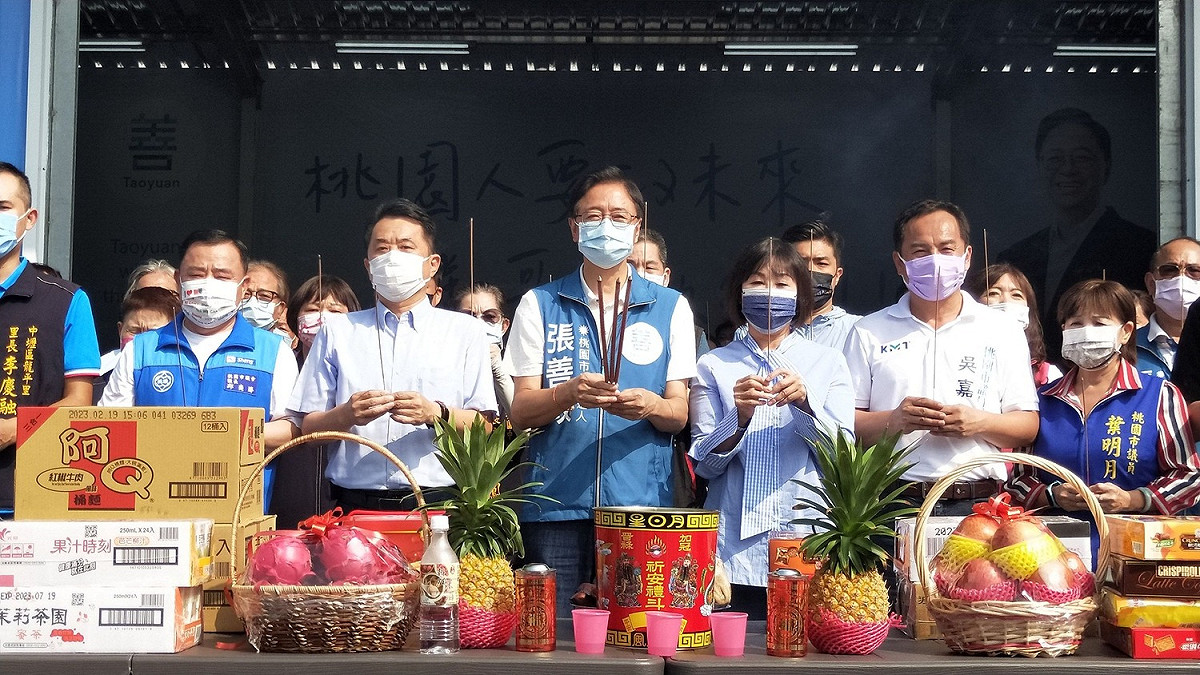 國民黨桃園市長參選人張善政（中）日前競選總部成立，但他抄襲醜聞未清，批評桃園市政又遭網友打臉。 圖：翻攝自張善政臉書