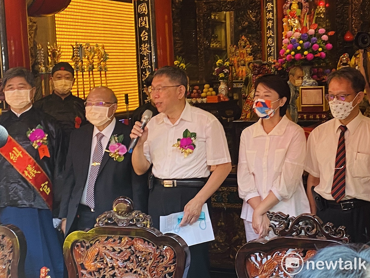 台北市長柯文哲今出席松山慈祐宮天上聖母重陽飛昇1035週年活動，與無黨籍台北市長參選人黃珊珊同台。 圖：周煊惠 / 攝