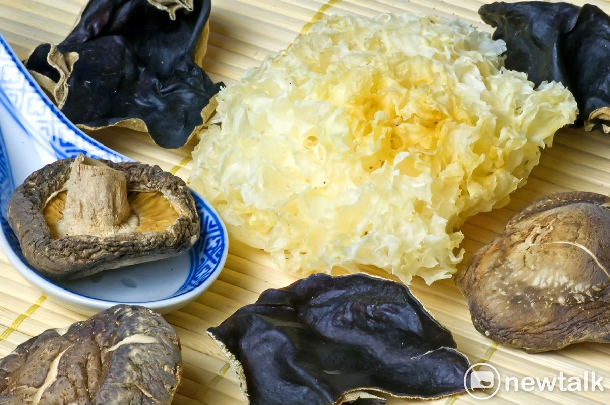 白木耳看起來稠稠的，像是充滿了膠原蛋白，余朱青於臉書指出，讓它看起來稠稠的東西，其實是水溶性膳食纖維。 圖：新頭殻資料照