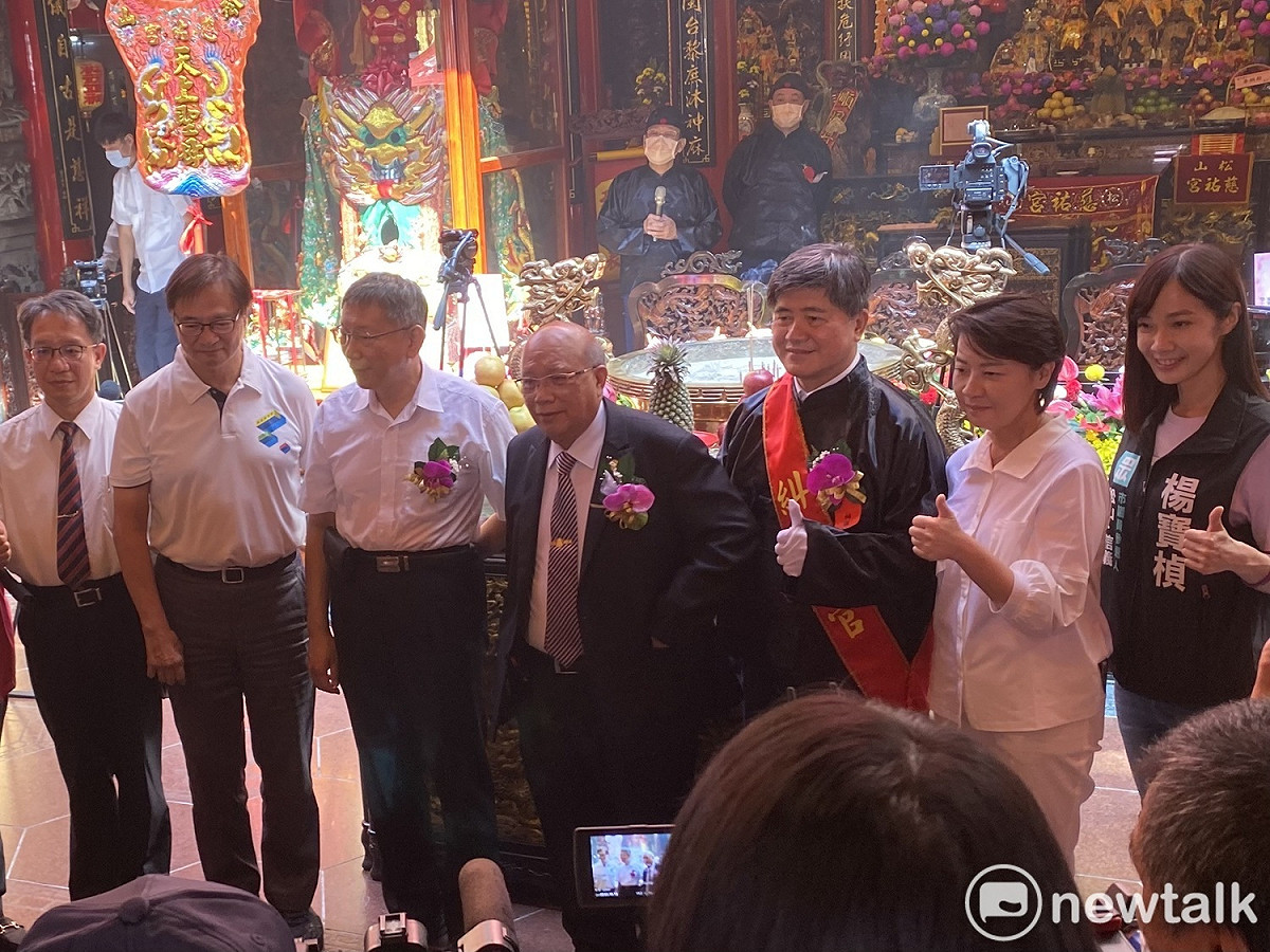 台北市長柯文哲（左3）今出席松山區慈祐宮舉行「天上聖母重陽飛昇1035週年」活動，無黨籍台北市長參選人黃珊珊（右2）、民眾黨議員參選人楊寶楨（右1）出席，還與民政局長藍世聰（左2）、消防局長吳俊鴻（右3）同框合影。 圖：周煊惠 / 攝