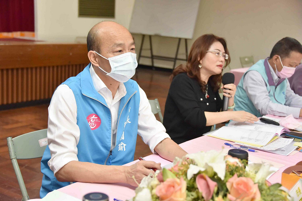 韓國瑜(左)可時回高雄站台，受到藍綠矚目。 圖：高雄市政府提供（資料照）