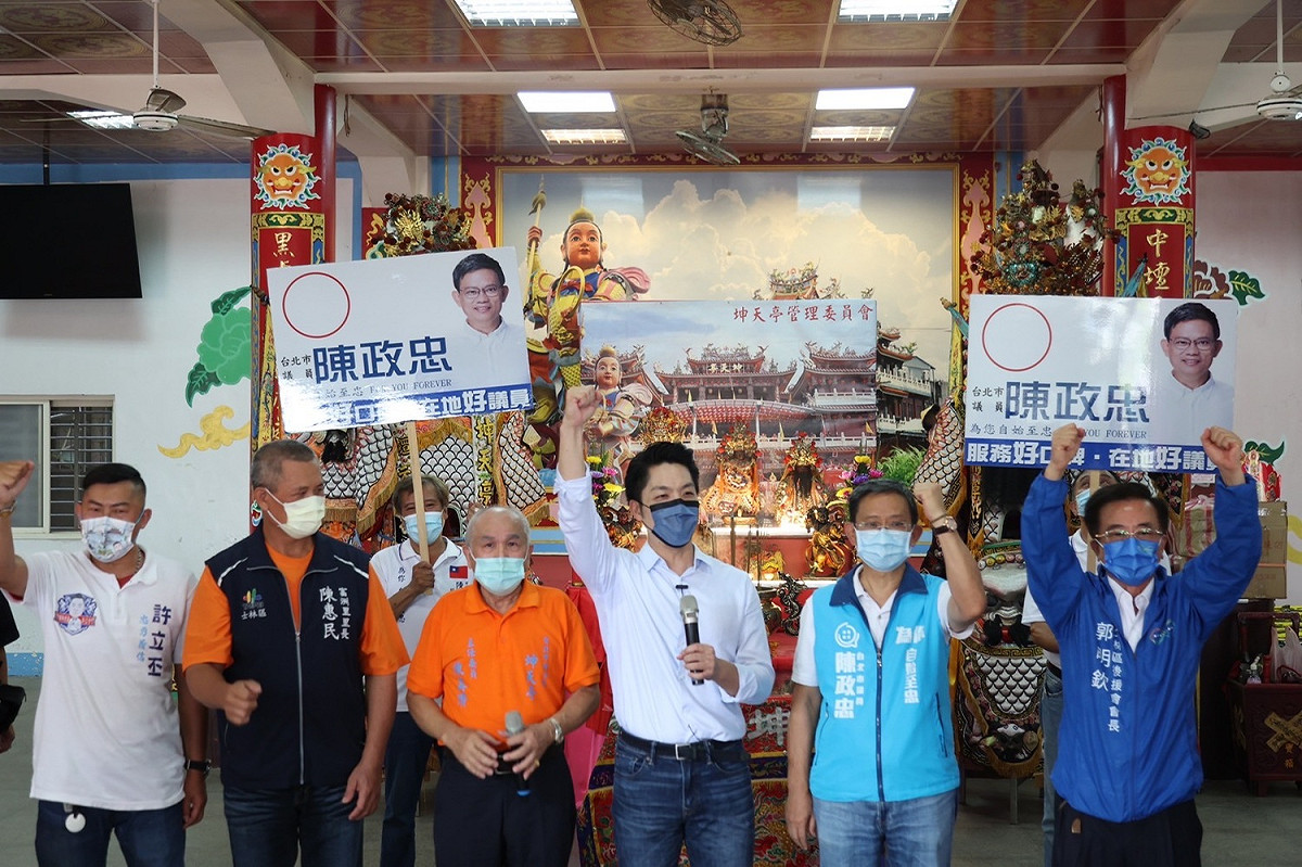 蔣萬安今赴社子島坤天亭參拜，恭祝中壇元帥（三太子）聖誕千秋。 圖：蔣萬安辦公室提供