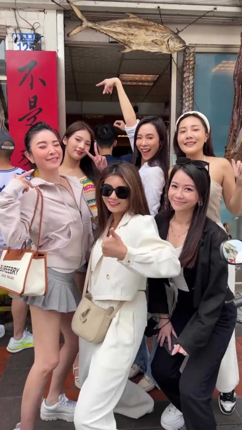 有眼尖網友發現她在好友限動中背著的「BURBERRY」是錯的拼字。 圖：翻攝自康茵茵IG