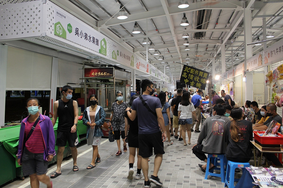 樹林保安市場引進夜市經營型態，在早市攤商休息後，攤台退縮提供夜市攤車營業空間，一市兩用，充分活用公共場域，提升觀光服務。 圖：新北市市場處提供