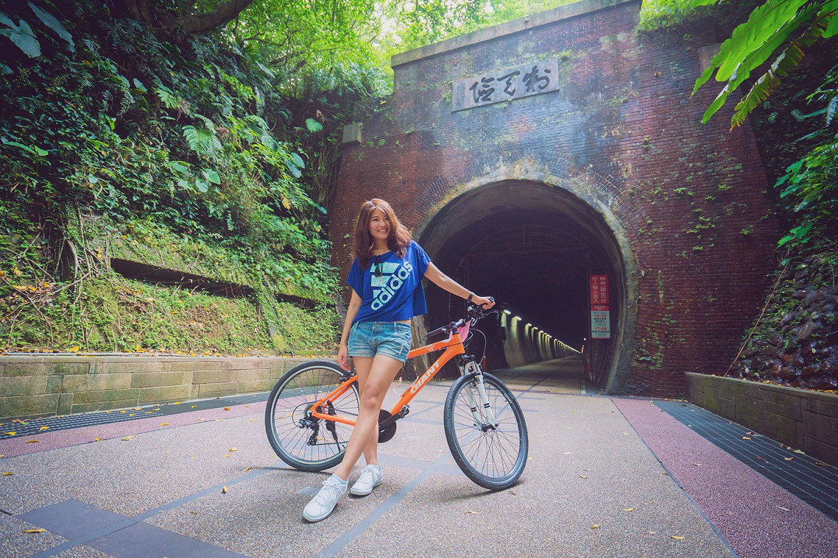 參加貢寮小旅行，騎乘自行車從福隆車站出發經舊草嶺隧道，一路暢遊。 圖：新北市觀旅局提供