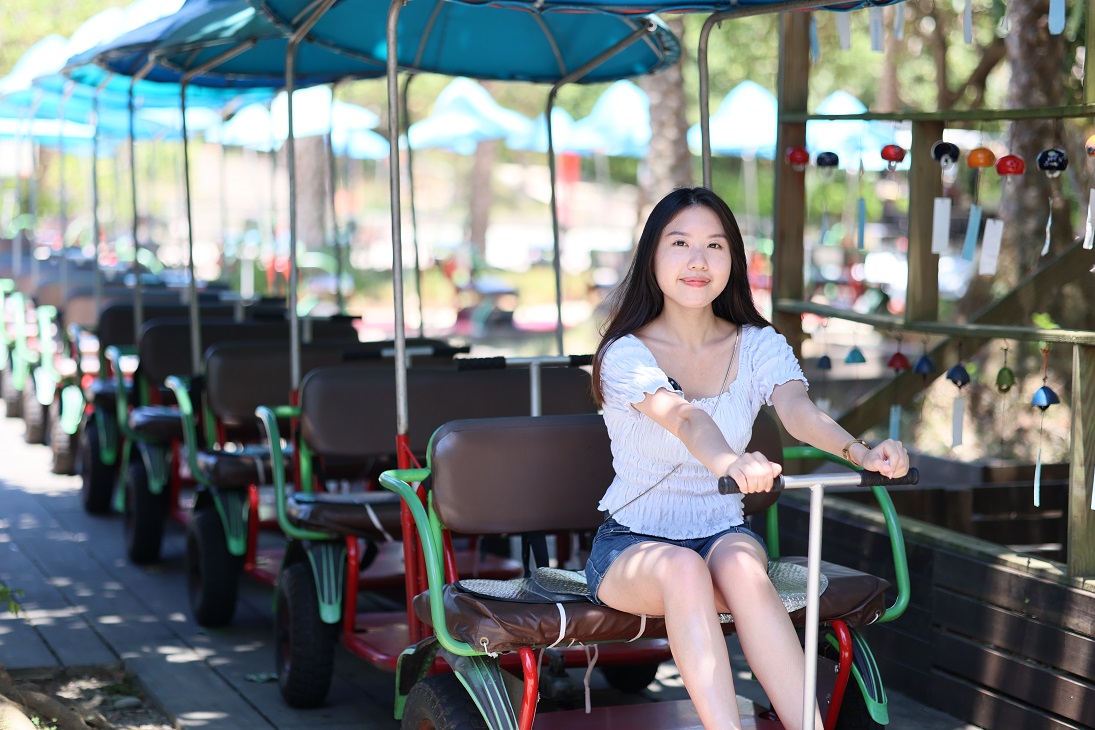 乘上藍灣海濱休憩園區拉拉車，欣賞鹽寮的金色海灘，感受悠閒的貢寮遊。 圖：新北市觀旅局提供