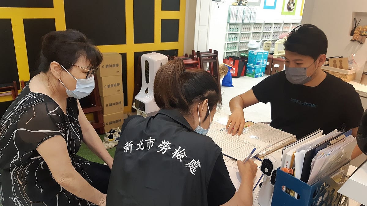 國慶日為法定休假日，雇主應依法給假並給薪。 圖：新北市勞檢處提供