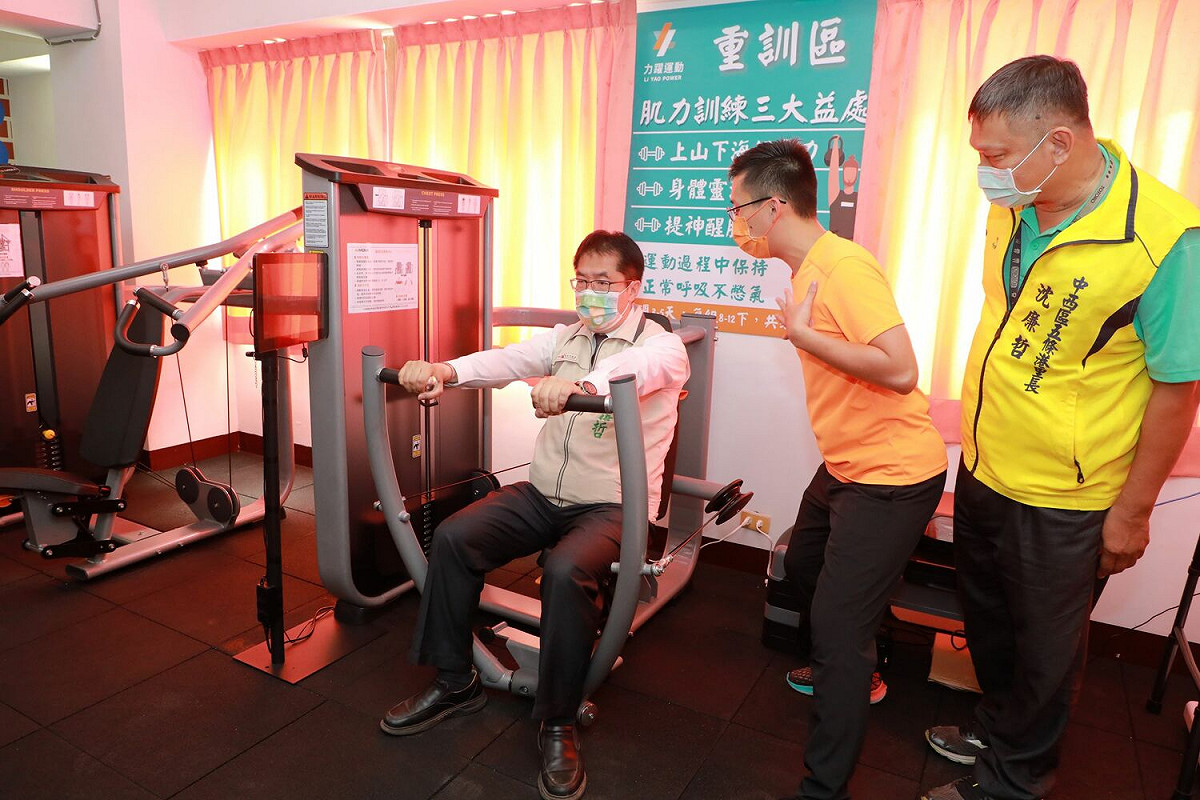 位於台南市中西區五條港里活動中心的「銀髮健身俱樂部」今日揭牌，將協助長輩鍛鍊體能，提升肌力，台南市長黃偉哲特地出席啟用儀式，陪同長輩一起在運動指導員的指導下開心運動，盼長輩們透過正確且規律的運動，預防改善健康退化的問題，讓身體越來越健康。 圖：黃博郎／攝