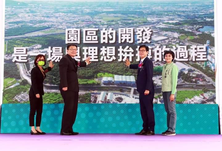 陳其邁(右二)與曾麗燕(左一)參與仁武產業園區動工。 圖：翻攝臉書
