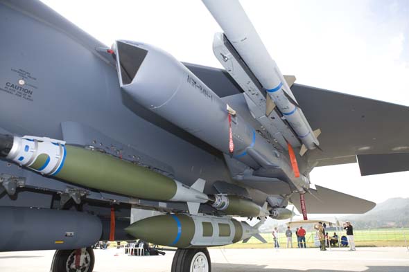 南韓F-15K機腹掛載JDAM聯合直接攻擊彈藥。 圖：翻攝新浪軍事（資料照）