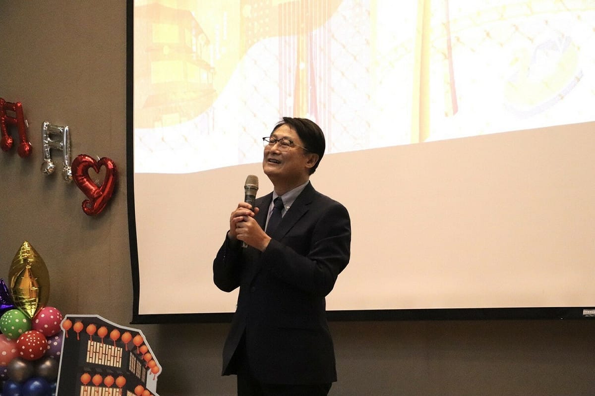 新北市一年一度的建築工程施工圍籬綠美化評選比賽，於今日由陳純敬主持頒獎典禮，頒發17個出色的工地圍籬作品。陳純敬感謝各工地結合在地特色以與創意，點亮路人的目光並展現新北市的活力。 圖：新北市工務局提供