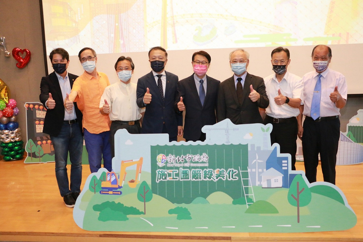 今年共有175個建築工地報名參賽，分為「城市森林組」及「視覺藝術組」兩組，並由學者、專家及公會組成評選小組，根據美化主軸設計理念、綠化及美化效果、工地環境與維護管理等項目進行評分，此圖為評審小組委員們與陳純敬（中）工務局長詹榮鋒（右2）及工務局副局長郭俊傑（左3）一同合影。 圖：新北市工務局提供