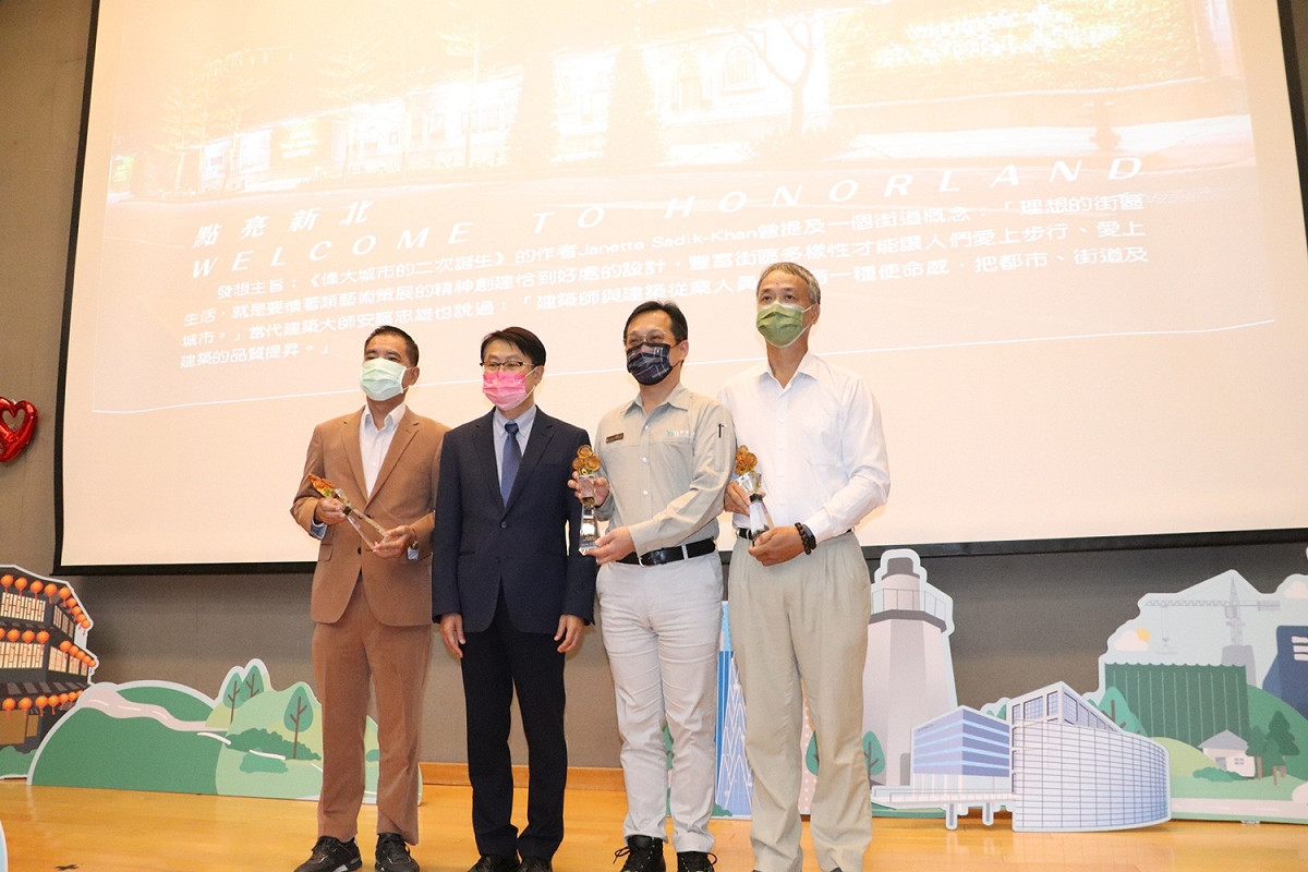 視覺藝術組-特優：丞石建築開發公司（閱讀台灣）同仁與陳純敬合影。 圖：新北市工務局提供