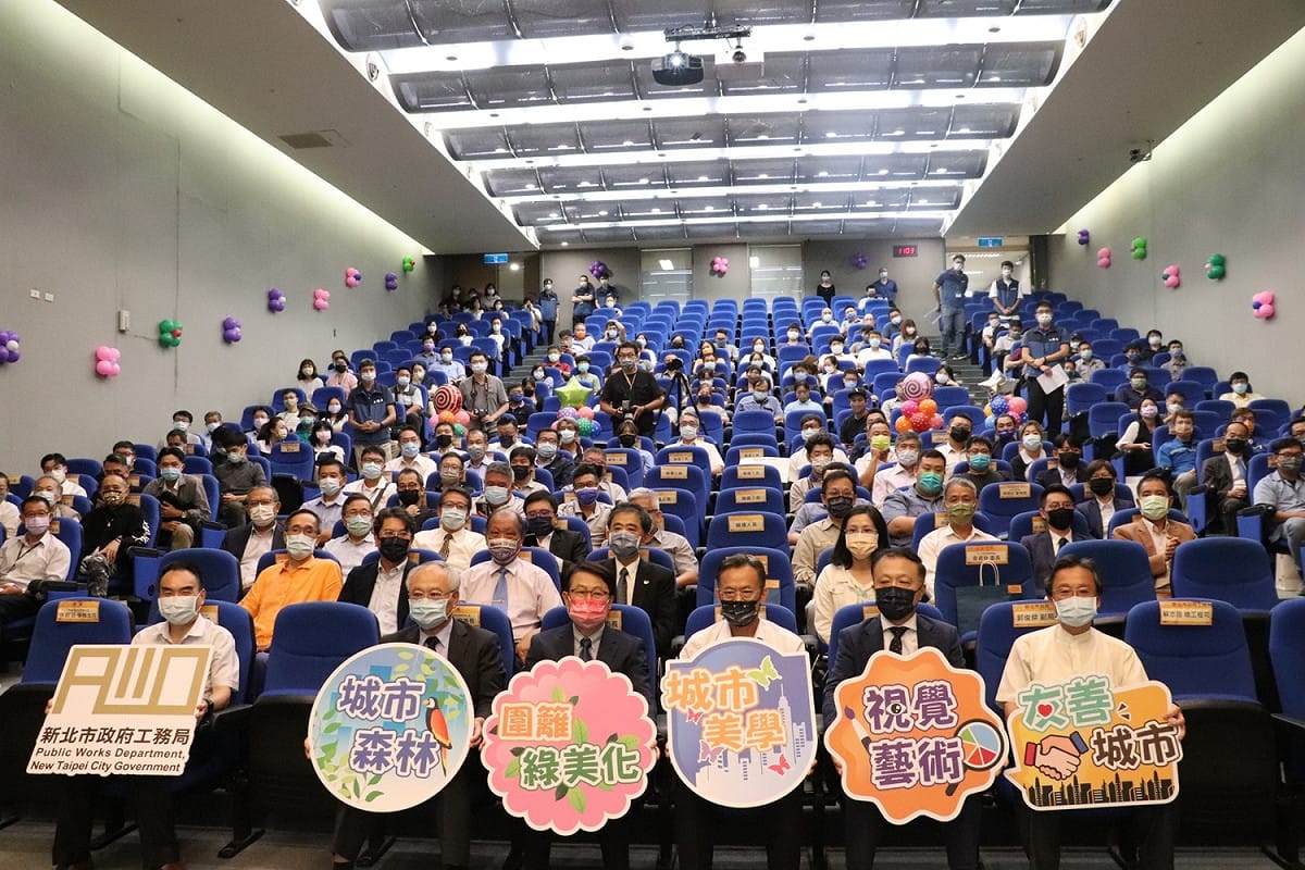 所有得獎者、評審委員及來賓大合照。 圖：新北市工務局提供