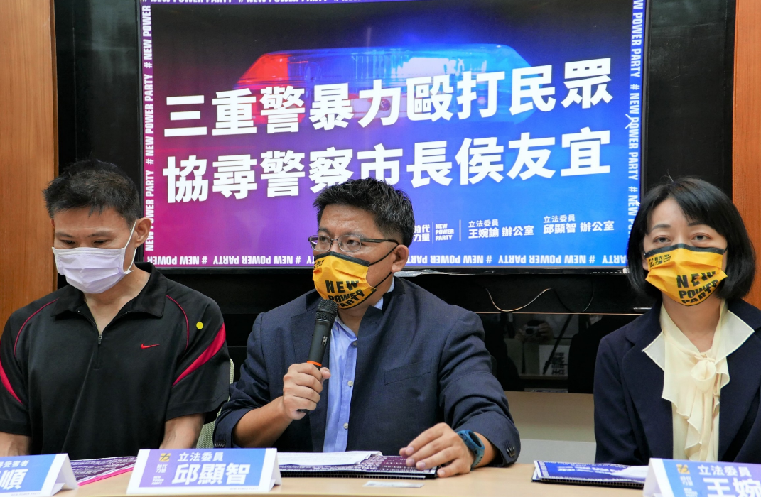 邱顯智、王婉諭今召開「三重警暴力毆打民眾，協尋警察市長侯友宜」記者會。 圖：邱顯智辦公室提供