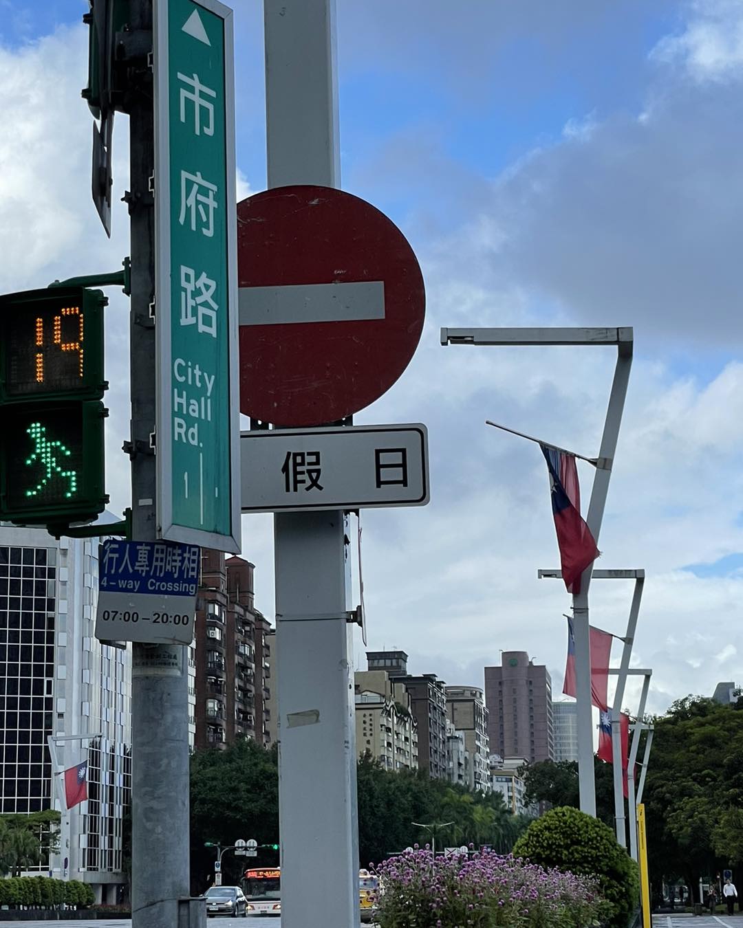 民進黨立委何志偉5日發現台北市市府路的國旗已自動「降半旗」。 圖：翻攝自何志偉臉書