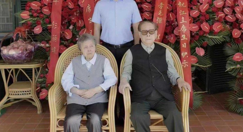 江澤民生日照於二十大前夕流出，引發外界討論 圖:翻攝自馮睎乾十三維度臉書