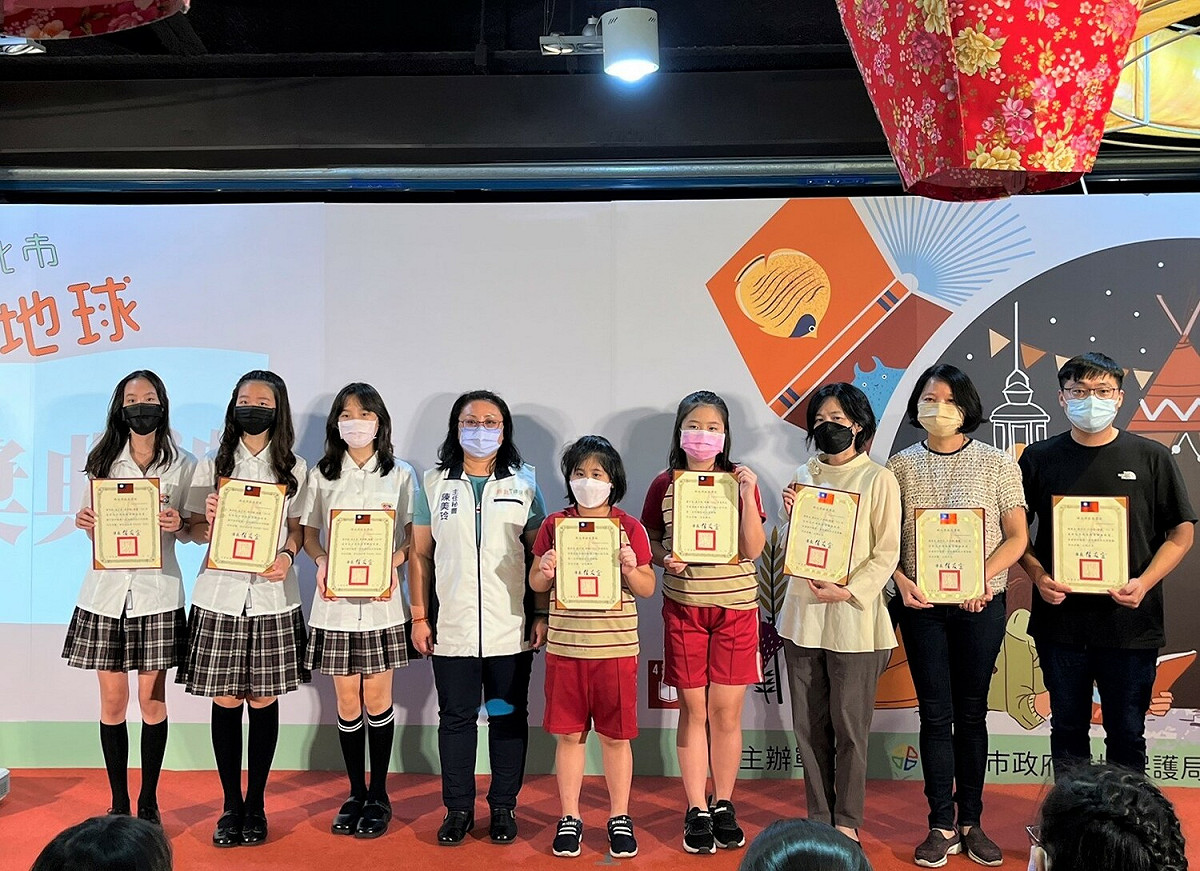 環保局今(5)日舉辦第三屆「繪眼識地球」環境教育繪本頒獎典禮，環保局主任秘書陳美玲(左四)與各組首獎創作者合照。 圖：新北市環保局提供