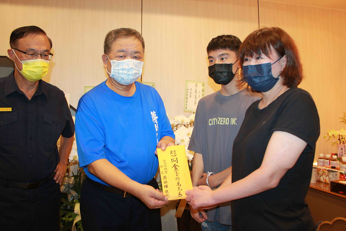 新北市議長蒋根煌（左二）偕市警局長黃宗仁（左一）慰問蘇文明遺孀。 圖：新北市議會提供