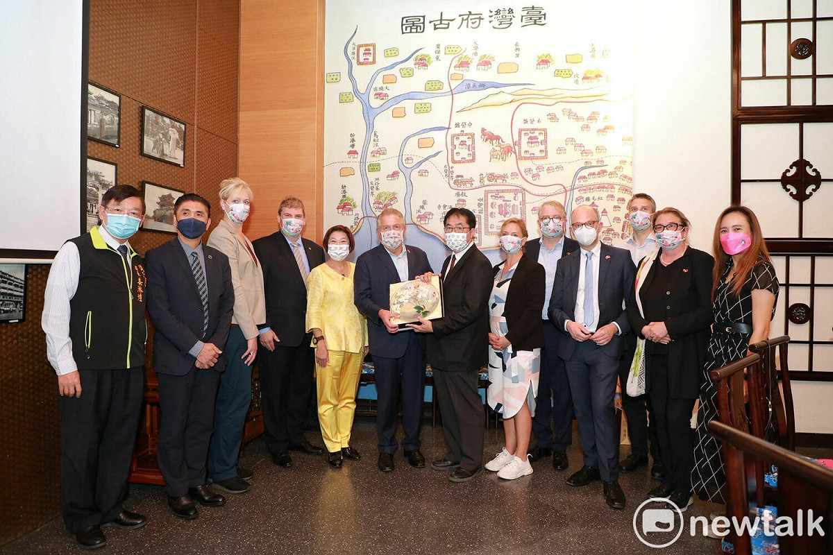 「德國友台小組」訪問團來到台南，台南市長黃偉哲特率副市長戴謙、觀光旅遊局長郭貞慧、民政局長姜淋煌歡迎訪賓。 圖：黃博郎／攝