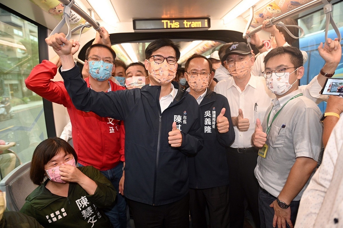 陳其邁(左二)搭乘輕軌走新路段。 圖：高雄市政府提供