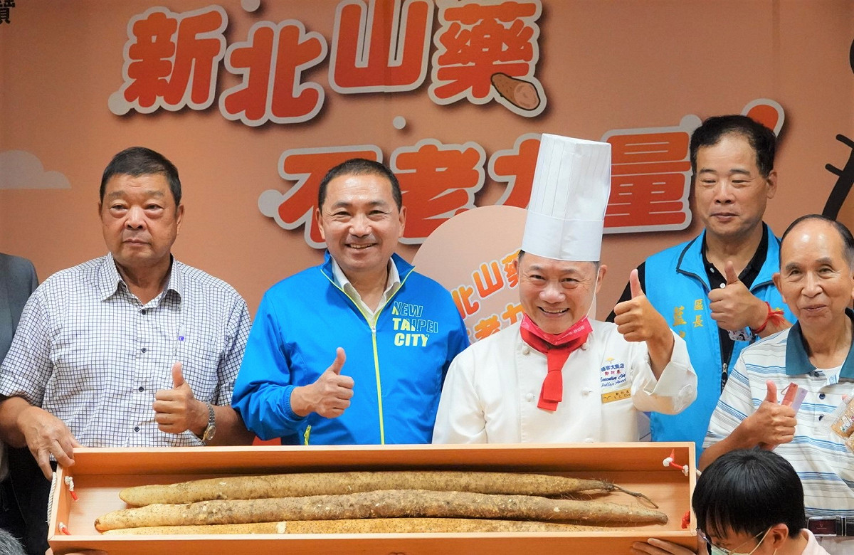 新北市長侯友宜 (左二)與阿基師 (右三)共推新北山藥。 圖：新北市農業局提供
