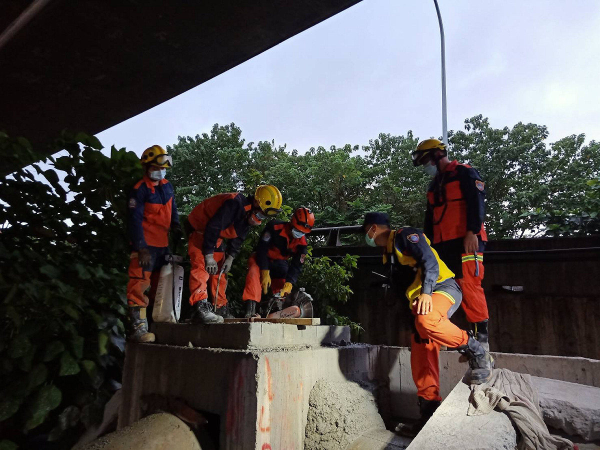新北市消防局為提升各救災救護大隊因地震帶來的災害搶救，除原本的重型救援隊外，於今(111)年規劃成立輕型救援隊。 圖：新北市消防局提供