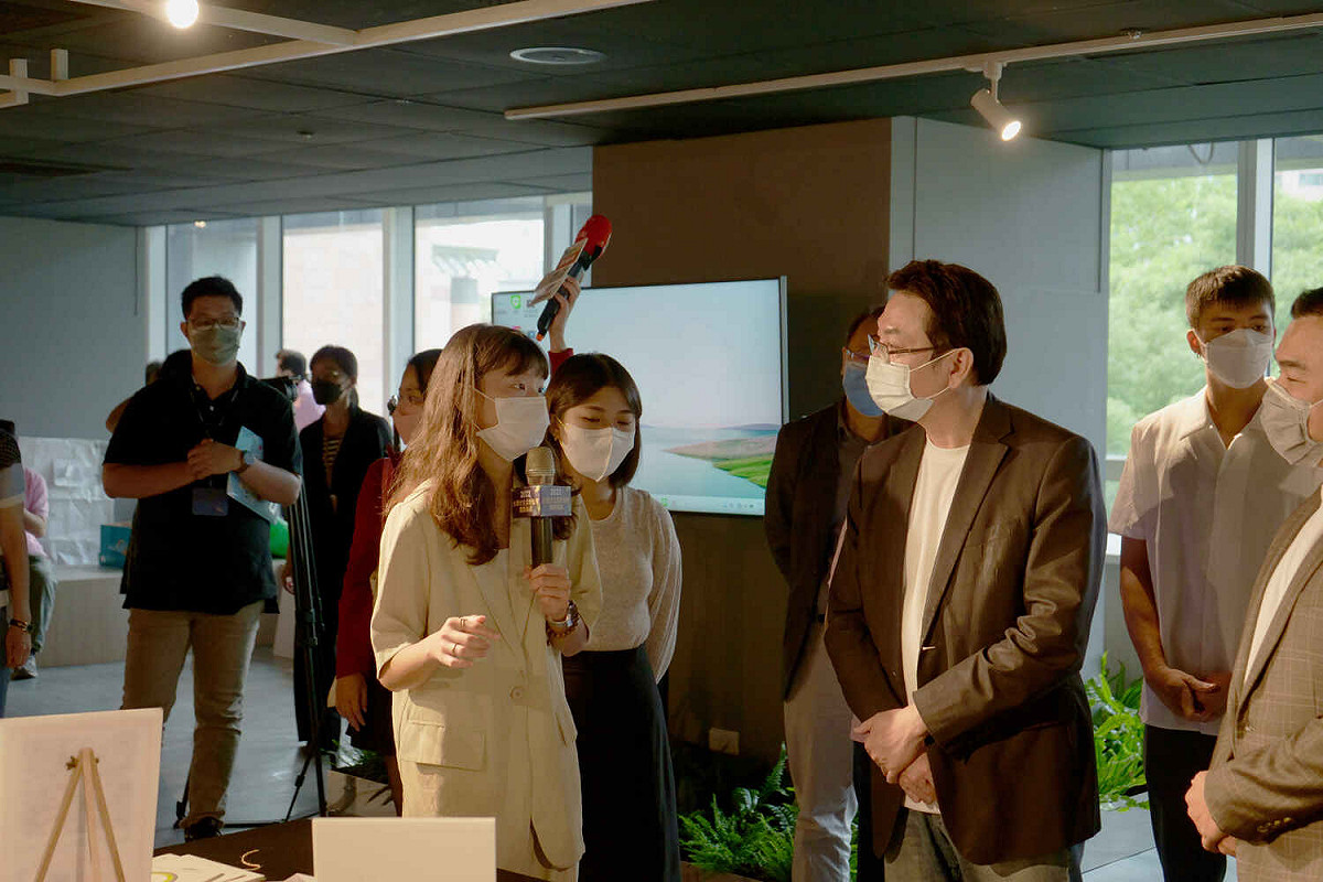 劉和然與永續漁業創新獎得主互動。 圖：新北市漁業處提供